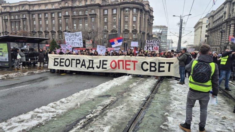 Veliki broj studenata u protestnoj šetnji u Beogradu, predaće 1000 pisama, stigla podrška i sa RTS-a