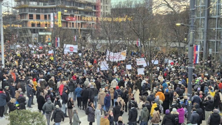 BEOGRAD UPRAVO:Blokirana Slavija, nema saobraćaja: Rijeka ljudi se sliva ka trgu