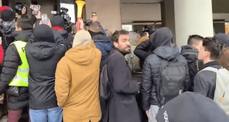 Haos u Novom Sadu: Građani u klinču s policijom, pokušavaju da uđu u Gradsku kuću….