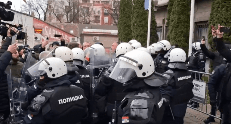 Prvi incidenti na blokadi u Novom Sadu, policija potiskuje poslanike i odbornike: „Jako su agresivni, više nego pre“