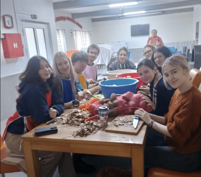 Banjalučki gimnazijalci pokazali humanost i empatiju: Spremili obrok za korisnike javne kuhinje