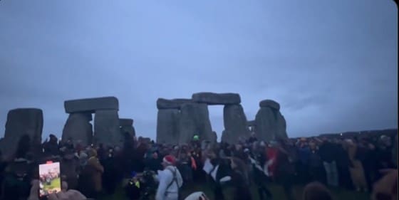 Tradicionalna proslava najkraćeg dana: Hiljade ljudi kod Stounhendža (VIDEO)