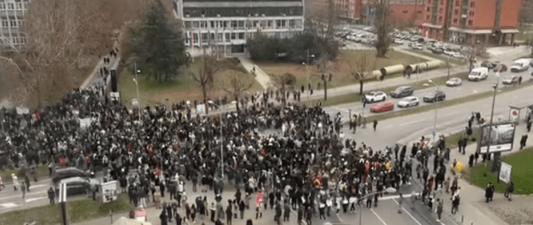 Protest Zastani Srbijo: Incident sa crnim džipom u Novom Sadu!