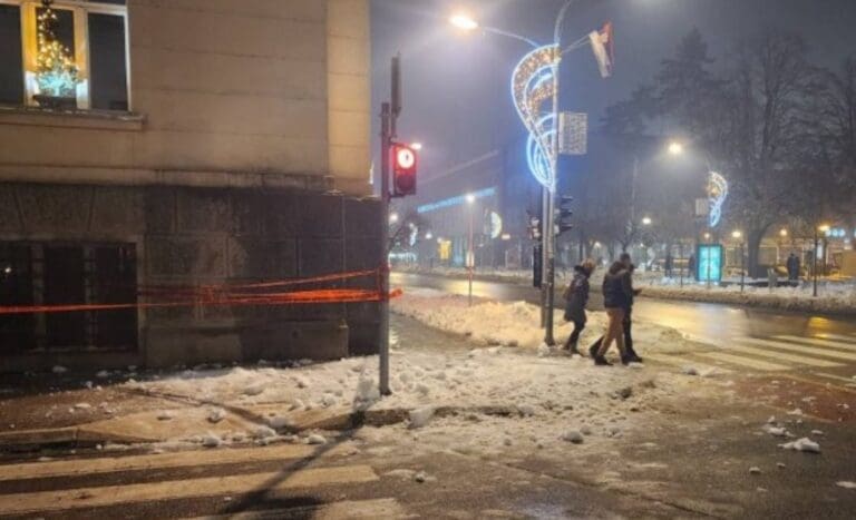 Snijeg sa krova GU Banjaluka pao na dijete