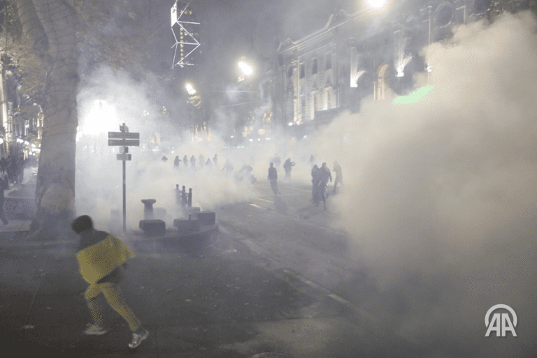 Stotine hiljada na ulicama, država je u plamenu, prijeti građanski rat! Stručnjak: ‘Izveli su puč!‘