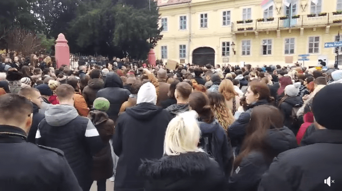 U Karlovcima se pjeva Himna karlovačkih đaka (VIDEO)