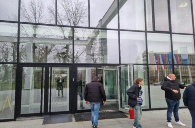 Napeto u “srpskoj Atini”: Studenti zauzeli zgradu Rektorata u Novom Sadu (VIDEO)