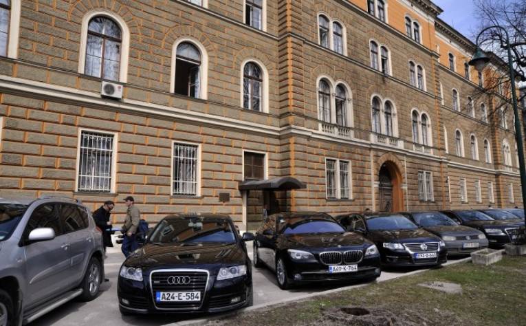 Mnogi ih koriste u privatne svrhe: Naljepnica na službenom automobilu staje u kraj bahatosti