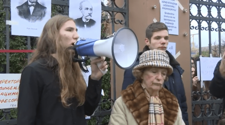 Novi Sad: Kako se direktor Gimnazije „Jovan Jovanović Zmaj“ izvinjavao premijeru Vučeviću i zašto su đaci izašli na protest