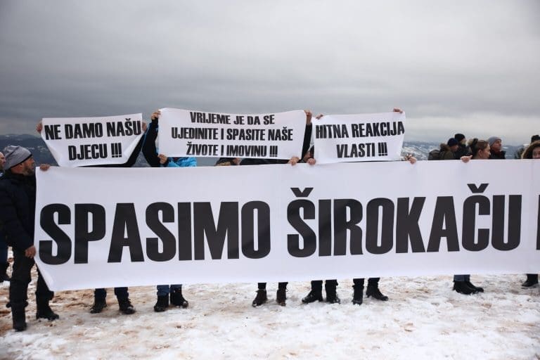 Mještani se okupili na Trebeviću, traže hitnu reakciju vlasti! Stanje alarmantno: Duboke pukotine, voda i dalje otječe
