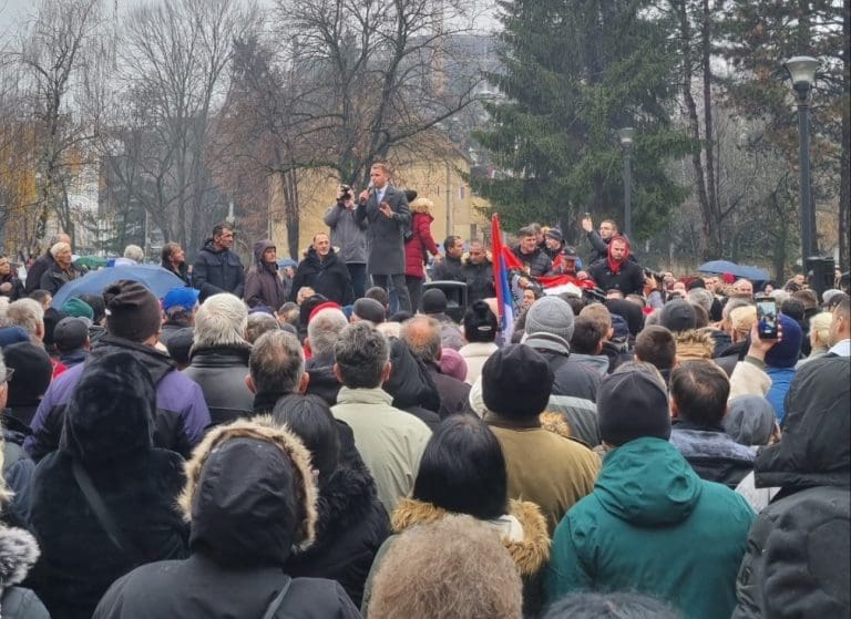 Protest ispred NSRS: “Sjetili se da usvoje zakon kako bi pljačkali Banjaluku i Bijeljinu”