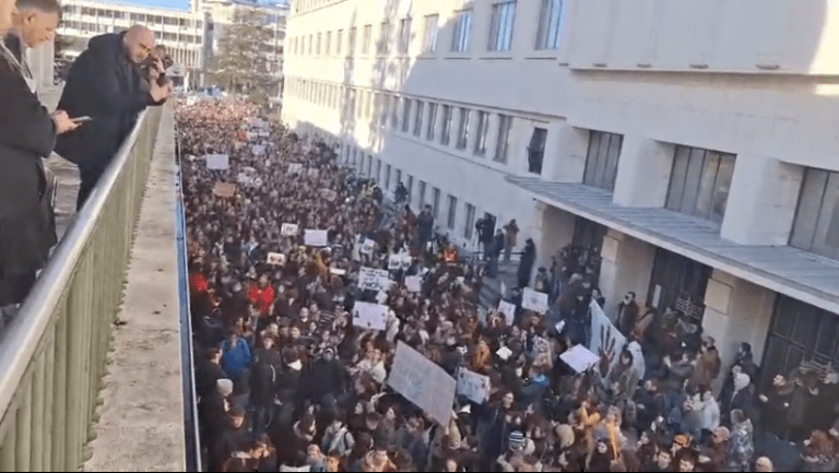 Studenti trube ispred Skupštine, novinari izgurani iz sale, fizički obračuni napolju