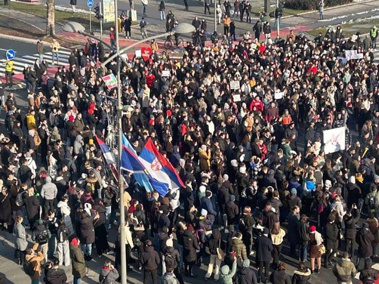 Beograd: Autom probila blokadu, nosila studenta na haubi