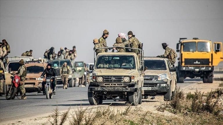 Nakon pada režima: Sirijci ruše simbole svrgnute stranke Baas i porodice Assad