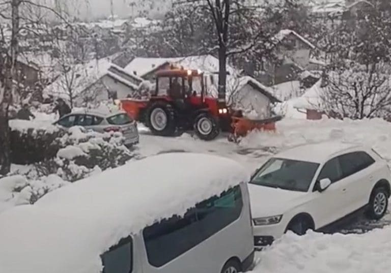 Traktor “Čistoće” ignorisao zatrpane ulice u najvećem naselju u Banjaluci i čistio pristup privatnoj parceli