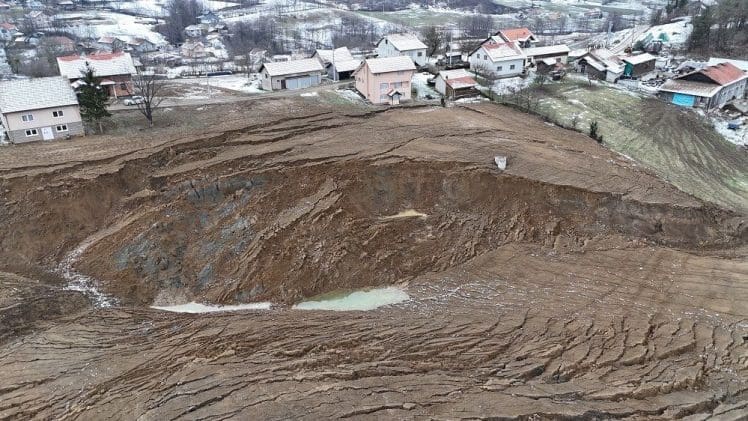 Zbog klizišta porodice smještene kod rodbine i prijatelja, oštećen i regionalni put
