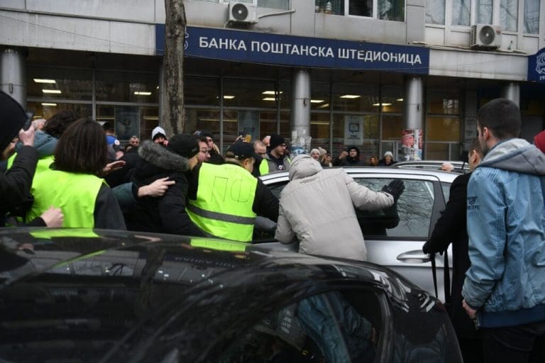 Novi incidenti u Srbiji: Vozač u Beogradu pokušao da probije blokadu