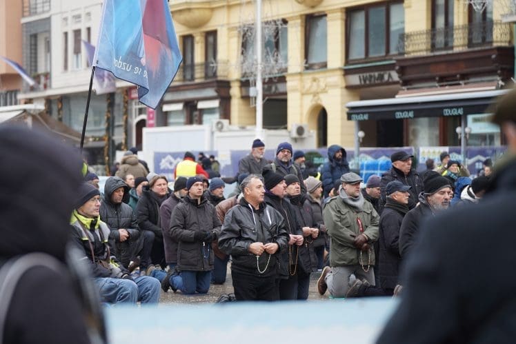 Sukob molitelja i demonstranata na Trgu bana Jelačića