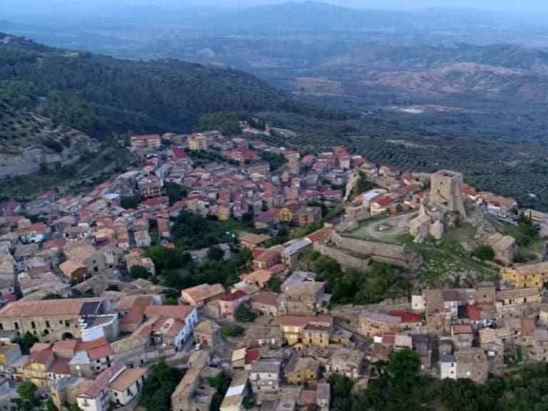 Zabranili stanovnicima da se teže razbole! Zvuči kao neslana šala, ali je realnost jednog kalabrijskog sela