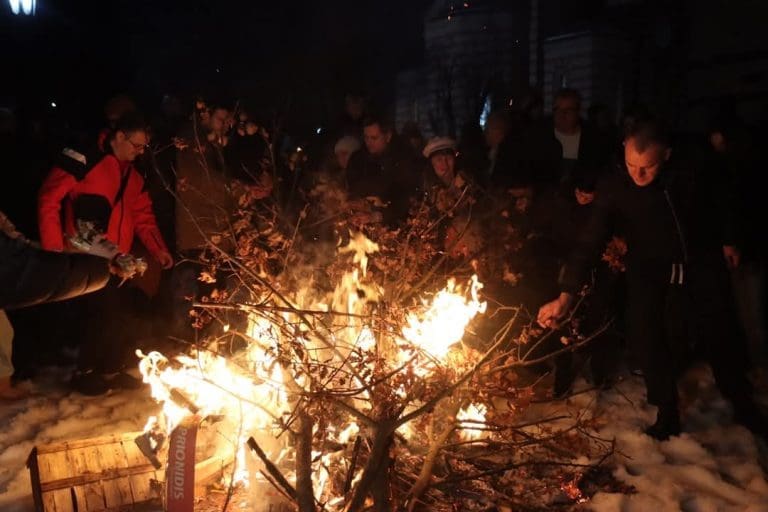 Banjaluka: Naložen badnjak u porti Crkve Svete Trojice