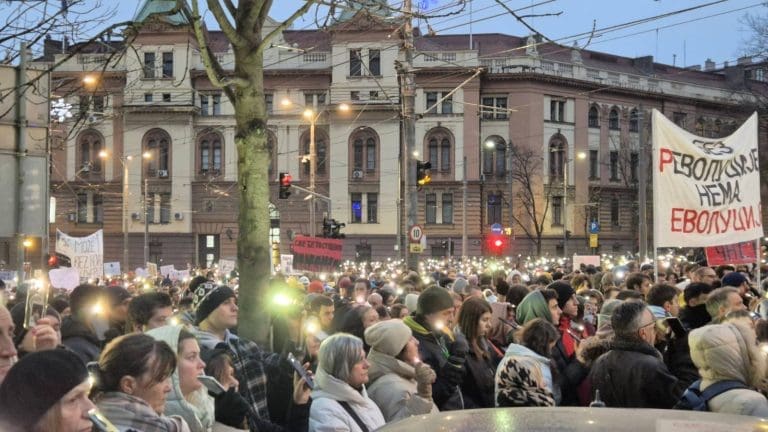 Srbija: Protest „Školski čas u zadnji čas“, počeo sa 15 minuta tišine na skupovima u četiri grada