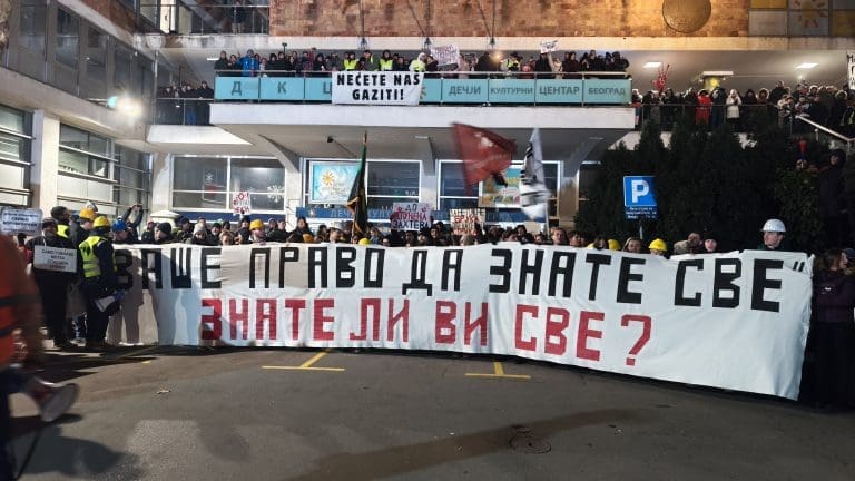 Veliki protest isred RTS-a u Beogradu: Naše pravo da znamo sve!