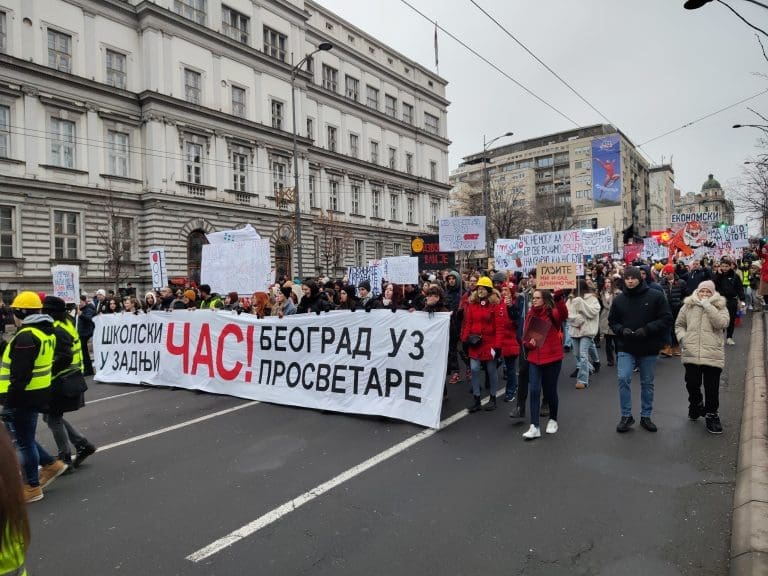 Školski čas u zadnji čas: Studenti protestuju ispred Ministarstva prosvjete u znak podrške prosvjetnim radnicima