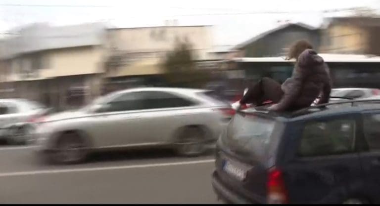 Automobilom udario i nosio na krovu studentkinju tokom odavanja pošte
