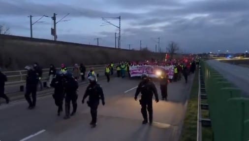 Blokirani putevi: Desničarski AfD ima sastanak, više hiljada demonstranata stiglo u njemački grad