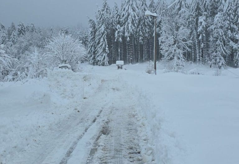 U Kneževu i dalje alarmantno, pojedina sela zatrpana snijegom, struje nemaju danima