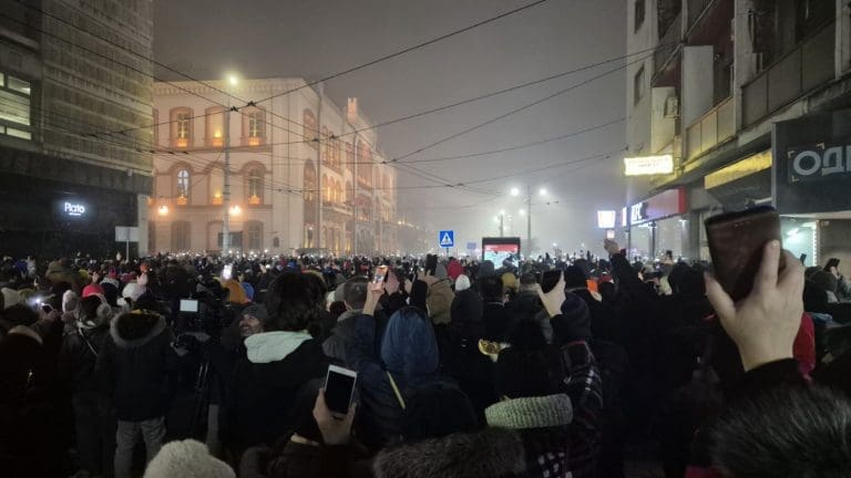 Beogradom sinoć odzvanjala tišina, desetina hiljada studenata na Studentskom trgu (FOTO/VIDEO)