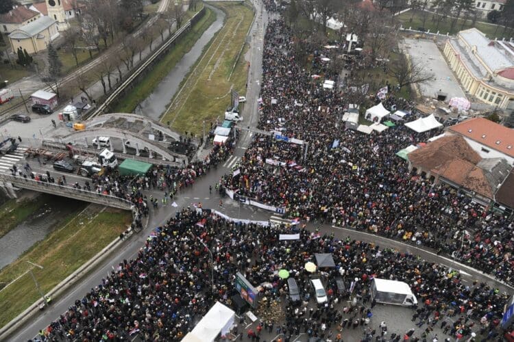 Kragujevac ne pamti ovoliki broj ljudi na ulicama, a biće ih još više