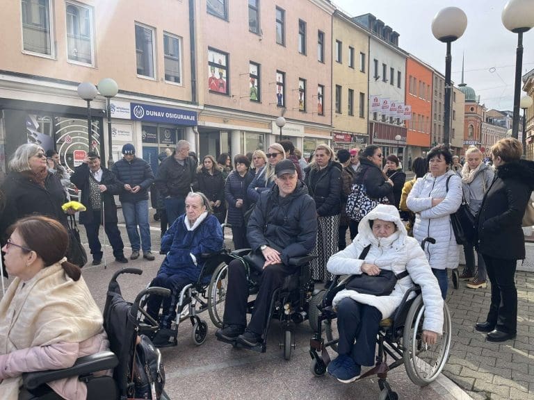 Protest personalnih asistenata ispred Gradske uprave: “Moj život je nezamisliv bez pomoći drugog lica”