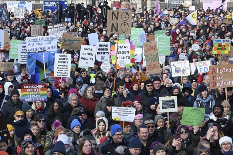 Berlin: Hiljade ljudi na protestu protiv uspona krajnje desnice