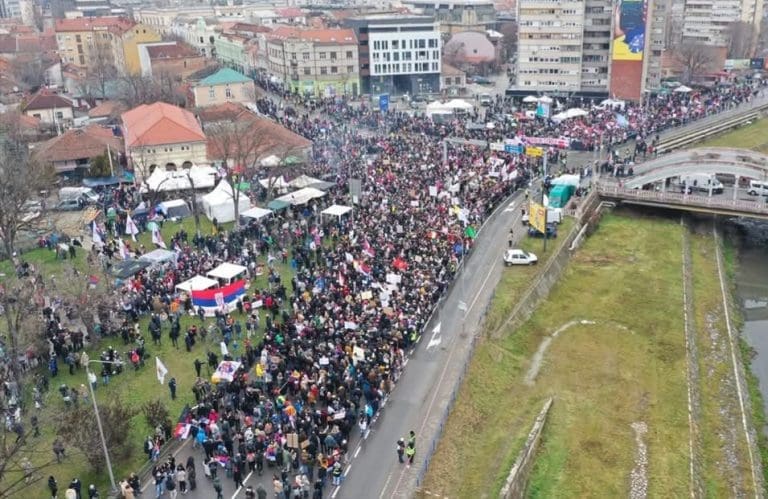 U Kragujevac i dalje pristižu ljudi, studenti predloženi za još jednu nagradu, skup: “Sretnimo se na Sretenje”