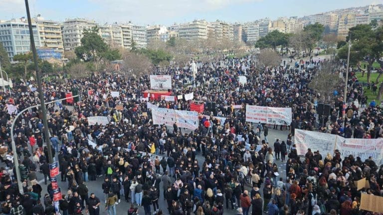 Haos u Atini! Gori glavni grad, građani i policija u žestokom sukobu!