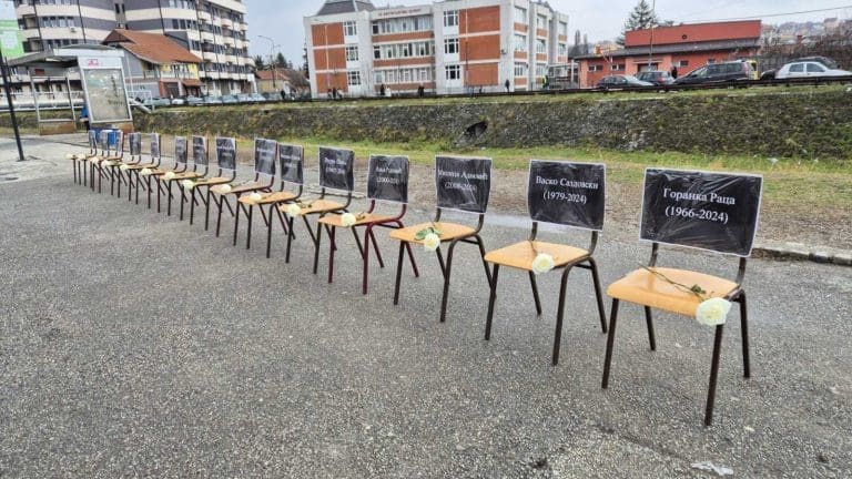 Ruže za 15 žrtava u Novom Sadu (VIDEO)
