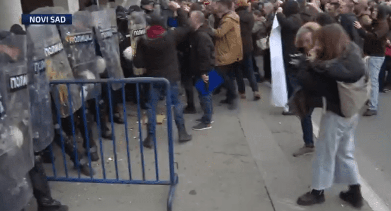 Burno u Novom Sadu: Žarko Mićin izabran za gradonačelnika, opozicija nije puštena ni da glasa?!