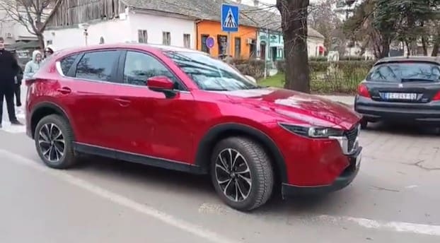 Novi incident na protestima: Autom se zaletio na đake (VIDEO)
