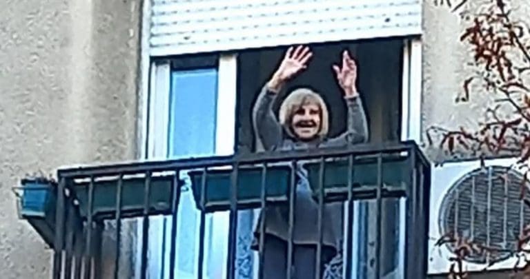 Legendarna Mira Banjac sa prozora pozdravila studente