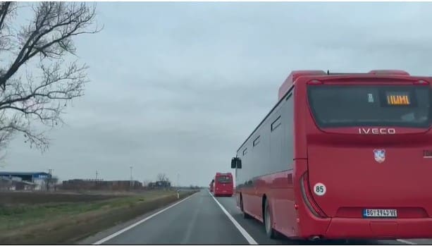 Srele se kolone koje idu na protest u Kragujevac i na kontramiting u Sremsku Mitrovicu: „Isti narod – oni tamo, mi vamo“