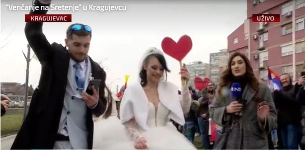 Vjenčanje tokom protesta u Kragujevcu: Iz crkve na ulicu