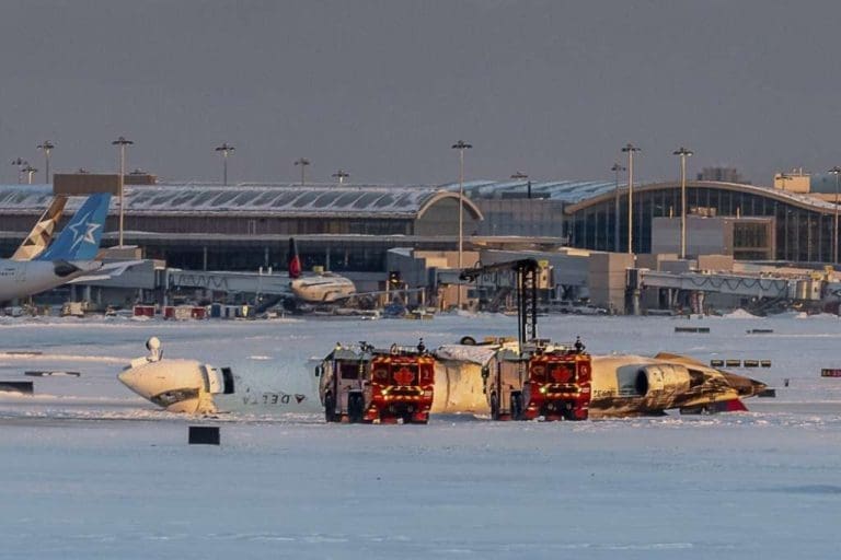 Putnički avion se prevrnuo na krov pri slijetanju, svih 80 putnika preživjelo