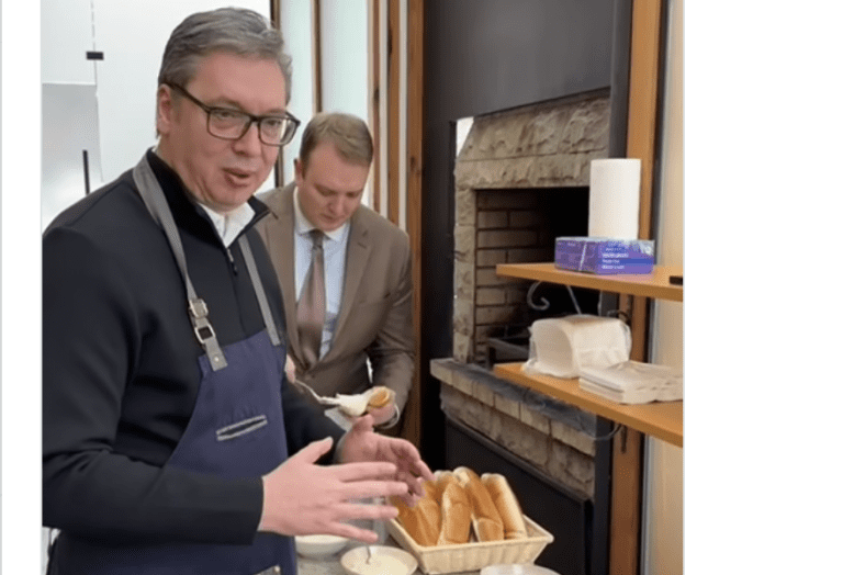 Vučić boji jaja za Vaskrs: Evo šta će pisati na njima!
