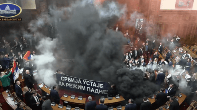 Haos u Skupštini Srbije: Lete jaja, bačena dimna bomba, opšta tuča poslanika