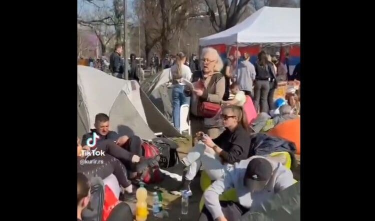 Srbija se smije Vučićevim “studentima koji žele da uče” (VIDEO)