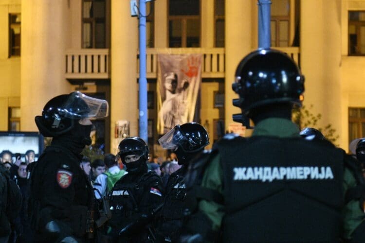 Isplivao nevjerovatan snimak poslije protesta u Beogradu: „Jel ovo majka kažnjava sina što je ćaci!“