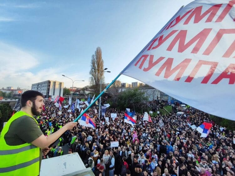 Objavljeno koliko je bilo ljudi na protestu ispred Informera