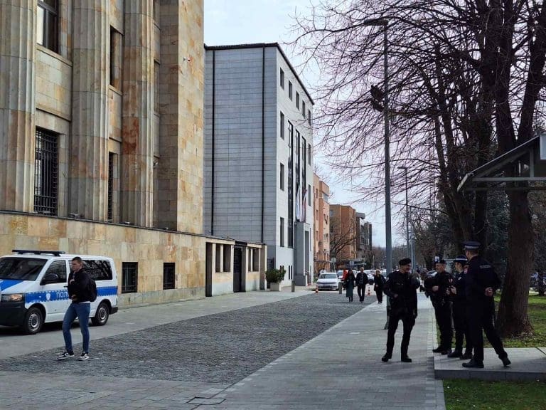 Povećano prisustvo policije ispred Palate Republike Srpske FOTO/VIDEO