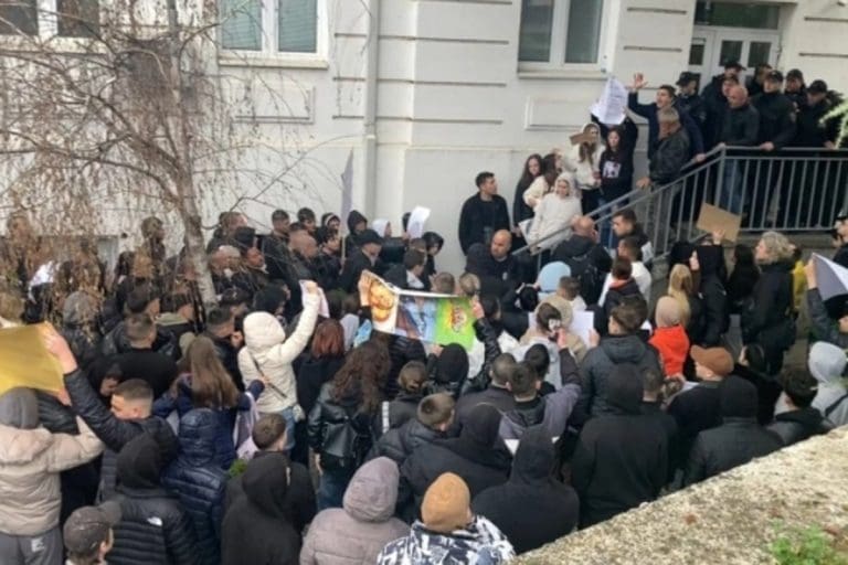 Porodice apelovale da se sahrane stradalih u požaru ne snimaju